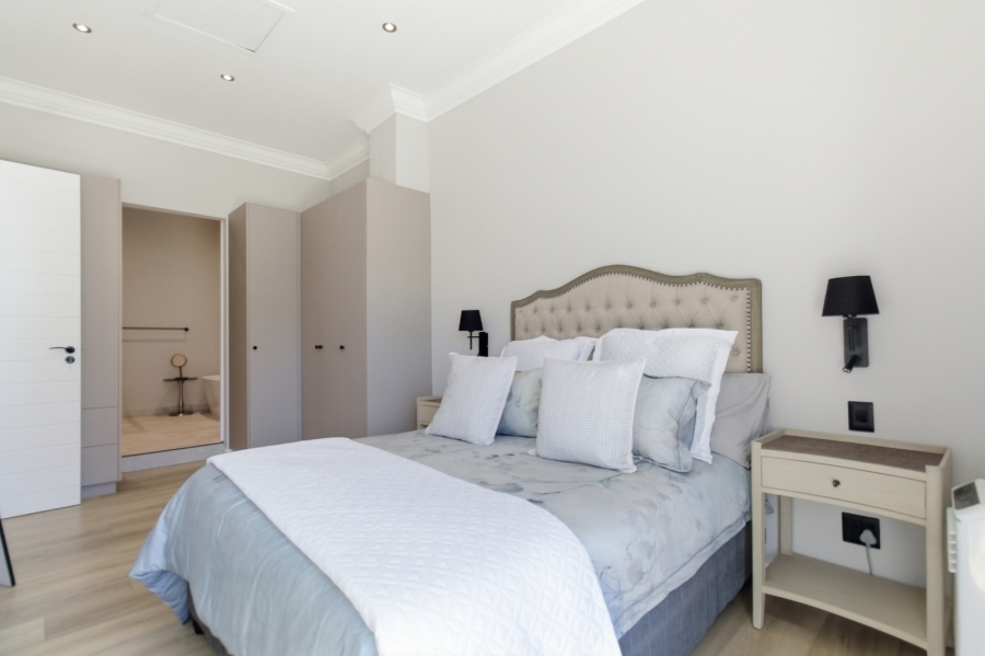 1 Bedroom Property for Sale in Sea Point Western Cape